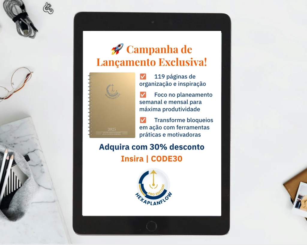 Tablet aberta mostrando a capa da agenda HexaPlanFlow Pro Edition 2025, com texto destacando "119 páginas de organização e inspiração, foco no planeamento semanal/mensal para máxima produtividade" e um código de desconto